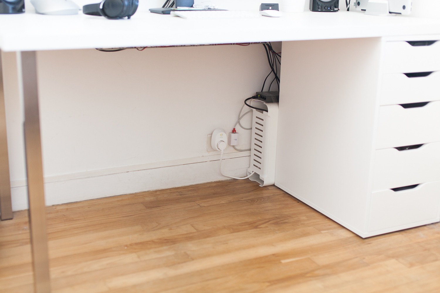 3 astuces pour cacher les câbles sur son bureau 