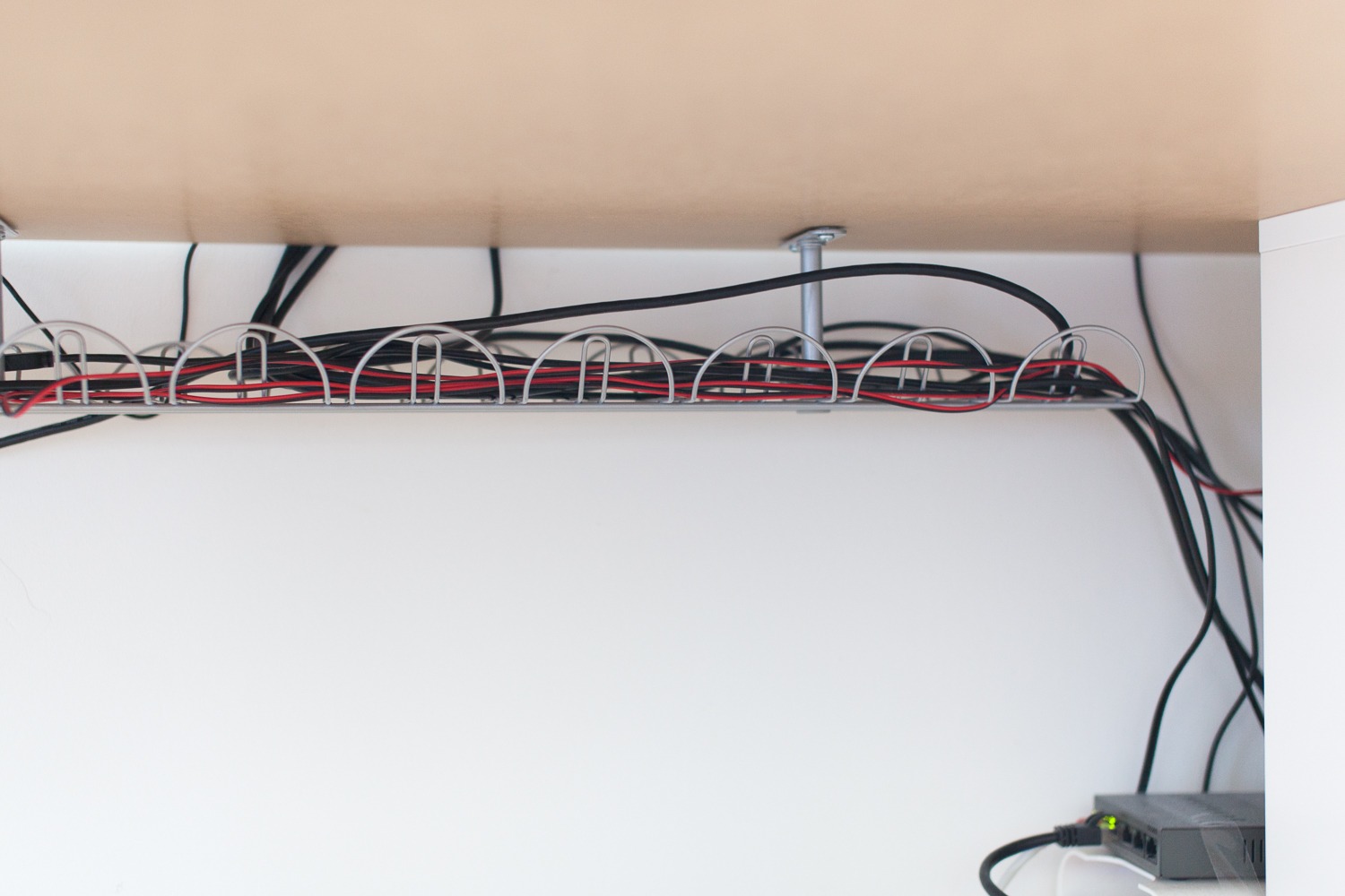 bureau et utilisateurs privés chargeurs Lot de 5 supports de câbles pour organiser les câbles Crochets adhésifs pour bureau câble d'alimentation blanc, 1-1-3-5-7 emplacements câble USB