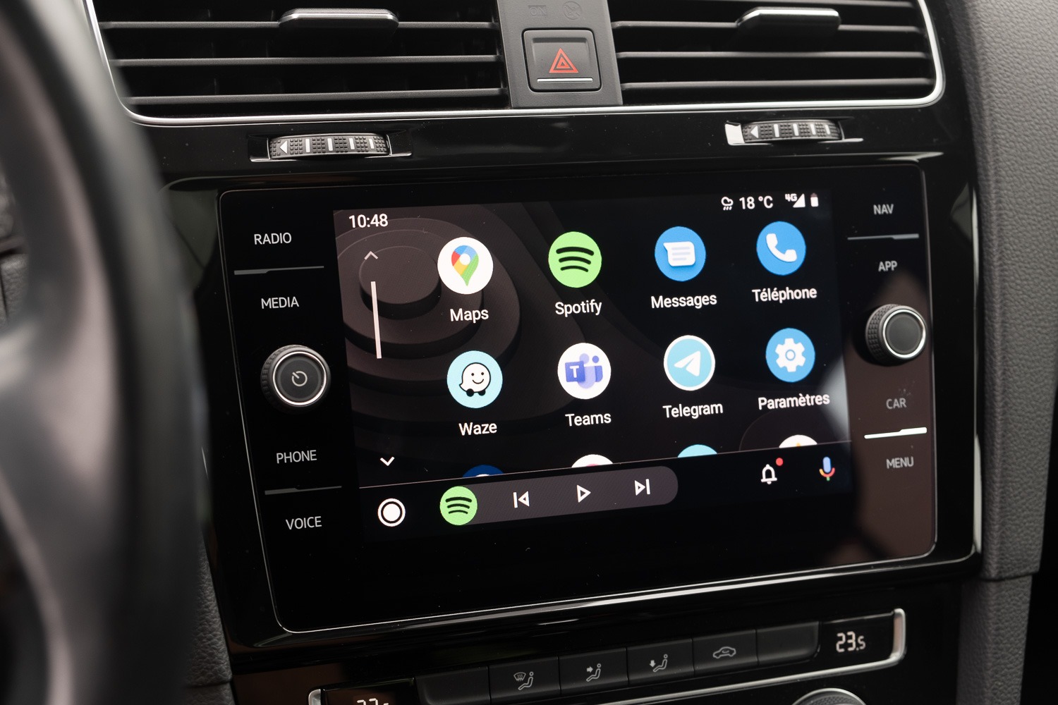 Passez au sans-fil dans votre voiture avec cet adaptateur compatible  CarPlay et Android Auto en promotion - Le Parisien